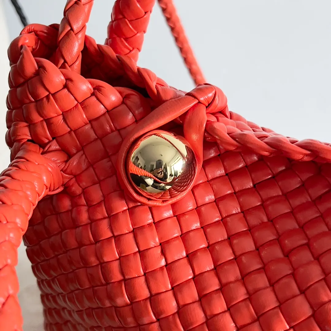 Batch 3760 BV collectible small woven handbags are really YYDS!! Bottega Veneta’s most classic small woven handbags are back! ! We use the highest quality leather with the highest craftsmanship❤️ to create the most expensive works. We have created the Intrecciato leather weaving process❤️ This unique traditional exclusive leather weaving method has not only become our logo but also reflects the time-consuming and labor-intensive craftsmanship of our products❤️ The new TOSCA handbag must be a selection worth collecting🆕 Style number: 776755 Size: 20*15.5*7cm